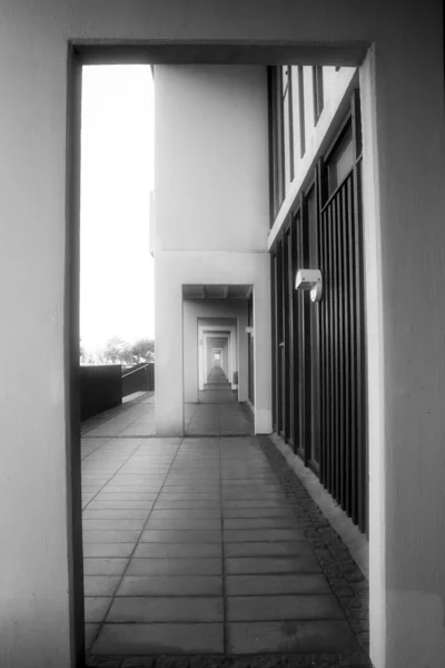 廊下通路のアパート — ストック写真