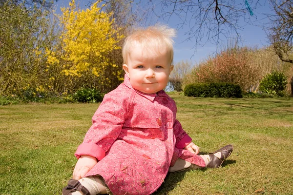 Bebé niña jardín flores —  Fotos de Stock