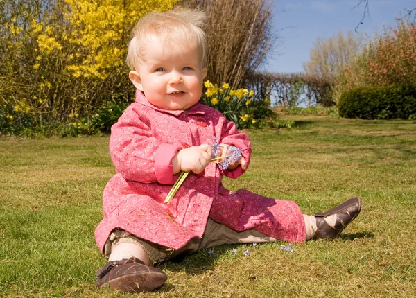Bebê menina jardim flores — Fotografia de Stock