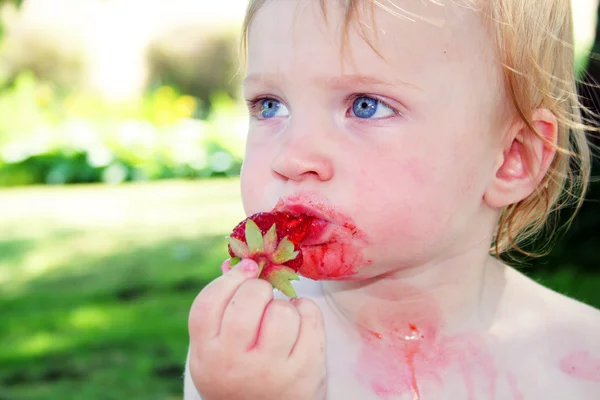 Παιδί φράουλες — Φωτογραφία Αρχείου