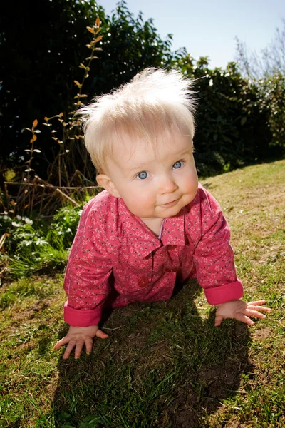 赤ちゃんの女の子の庭の花 — ストック写真