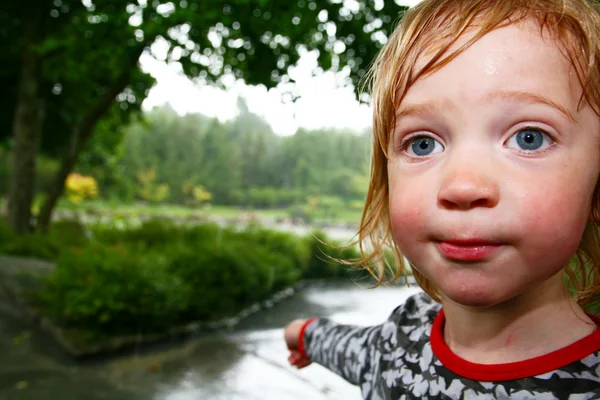 Дитина дощ мокрі — стокове фото