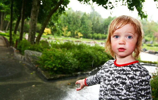 Deszcz dziecko na mokro — Zdjęcie stockowe