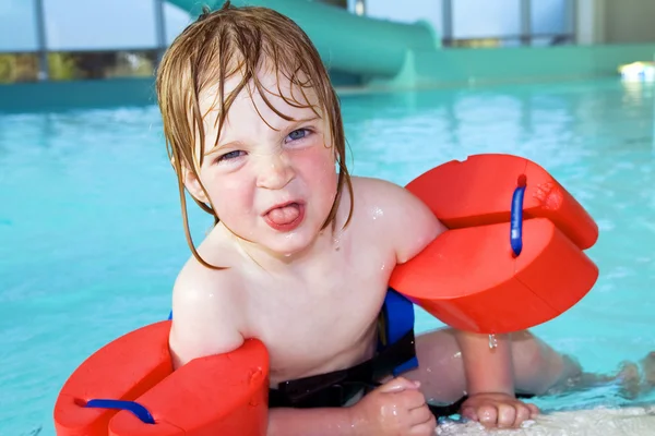 Barn swimmingpool — Stockfoto