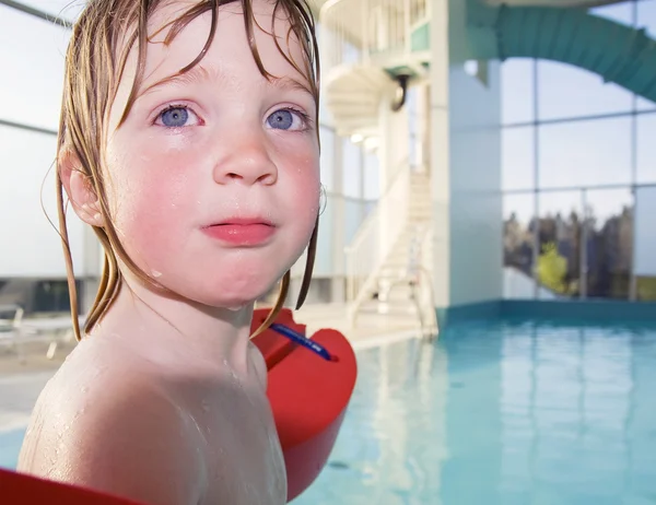 Barn swimmingpool — Stockfoto