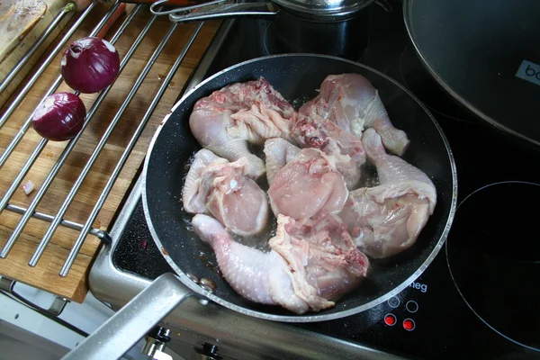 Stek kyckling mat matlagning — Stockfoto