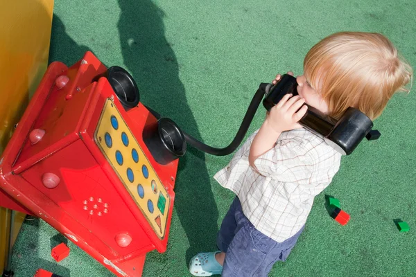 Kind telefoon spelen — Stockfoto