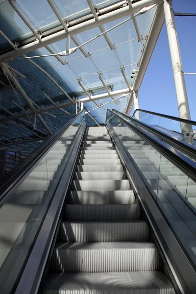 Катящаяся лестница эскалатора — стоковое фото