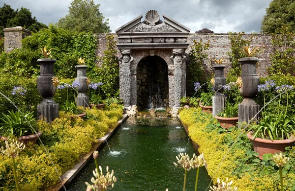 装飾用庭の花池 — ストック写真