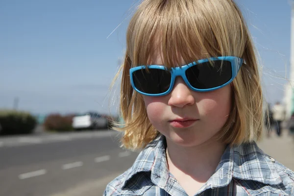 Παιδί γυαλιά ηλίου διακοπές — Φωτογραφία Αρχείου