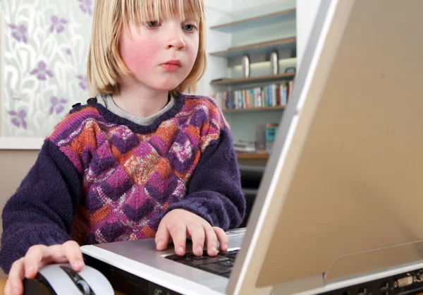 어린이 노트북 작업 스톡 사진