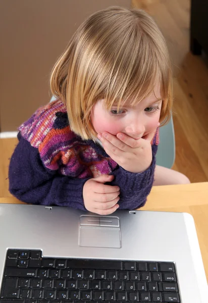 Çocuk laptop çalışma - Stok İmaj