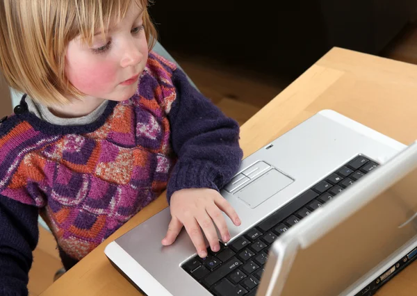 Kind laptop werken Rechtenvrije Stockfoto's