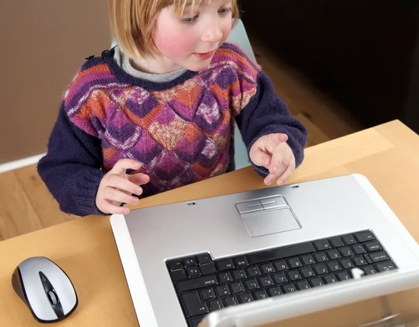 儿童的笔记本电脑工作 免版税图库图片