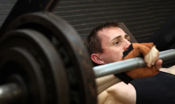 Exercício Musculação Ginásio Homem Levantar Campainha Homem Sob Treinamento Equipamentos — Fotografia de Stock