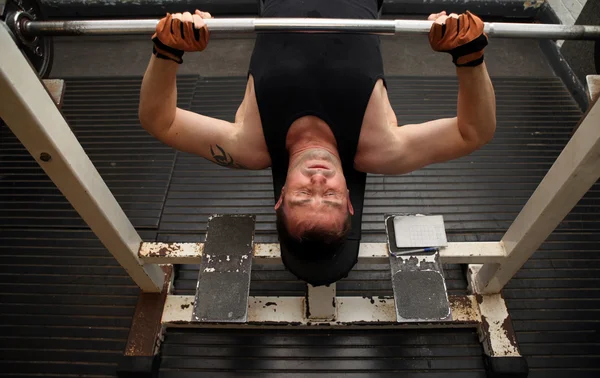 Treinamento força barra ginásio — Fotografia de Stock