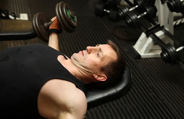 Treinar Tríceps Com Pesos Livres Masculino Levantamento Haltere Mais Cabeça — Fotografia de Stock