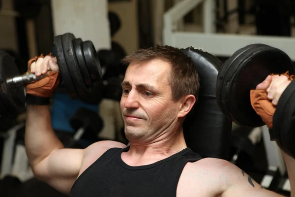 トレーニング上腕三頭筋重量のダンベル — ストック写真