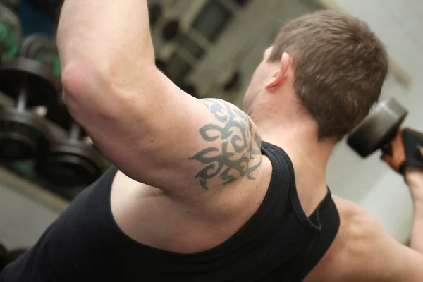Тренировочные Трицепсы Свободными Весами Мужчина Поднимает Гантель Над Силой Мышечной — стоковое фото