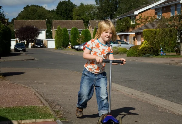 Criança scooter jogando — Fotografia de Stock
