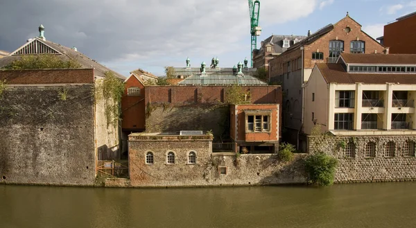 川や運河によって工業ビル 水によって古い工場建物の横にあるマンション開発 — ストック写真