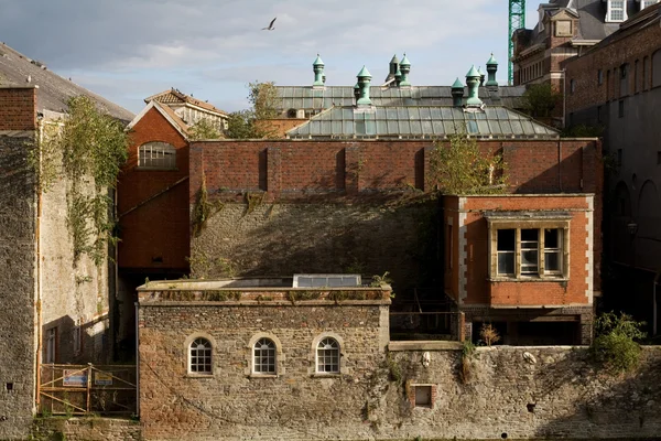 業界の建物とイギリスのブリストルの古い工場です 劣化した荒廃都市産業建築 — ストック写真
