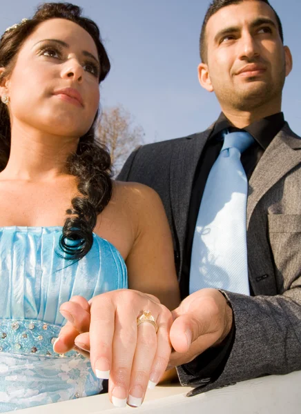 Этнические Пары Помолвке Свадьбе Молодые Турки Вместе Влюблены Голубое Платье — стоковое фото