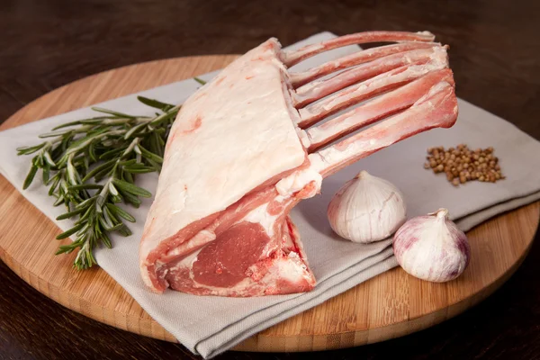 Kroon Van Lamsvlees Met Rozemarijn Knoflook Lamsrack Gastronomisch Diner Klaar — Stockfoto