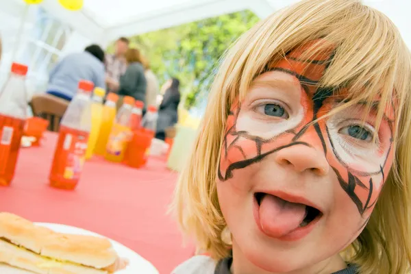 Kinderschminken Bei Geburtstagsfeier Junge Geben Sich Als Tiger Oder Spinnenmann — Stockfoto