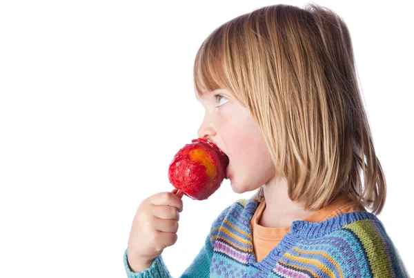 Toffee μήλο παιδί τρώει γλυκά — Φωτογραφία Αρχείου