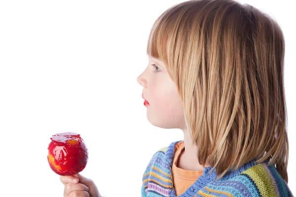 Яблочный ребенок ест сладости — стоковое фото