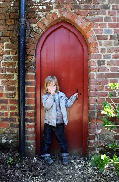 Ребенок Маленькой Секретной Дверью Пальцем Губам Подписать Молчание Ребенок Входа — стоковое фото
