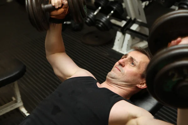 Opleiding Triceps Met Vrije Gewichten Mannelijke Hijs Halter Hoofd Bouwen Stockfoto