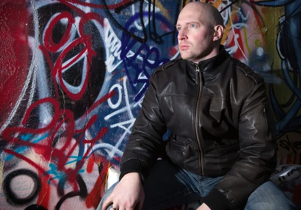 Man Met Houding Tegenover Graffiti Muur Stedelijk Gebied Volwassen Midden — Stockfoto