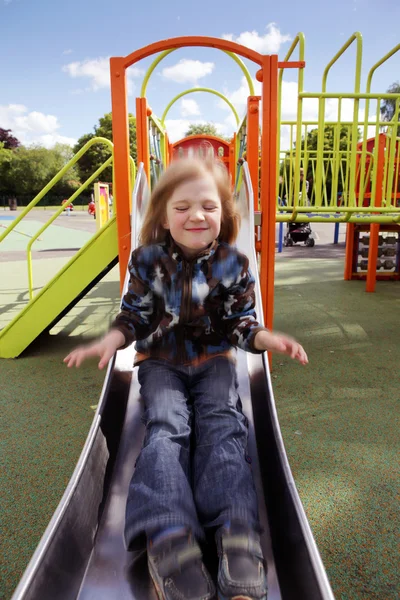 Дитина майданчик слайдів — стокове фото