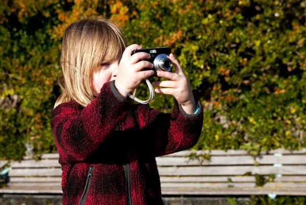 Fotógrafo infantil fotografando tirar foto — Fotografia de Stock