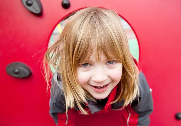Dziecko Szczęśliwy Uśmiechający Się Plac Zabaw Dla Dzieci Ładny Blond — Zdjęcie stockowe