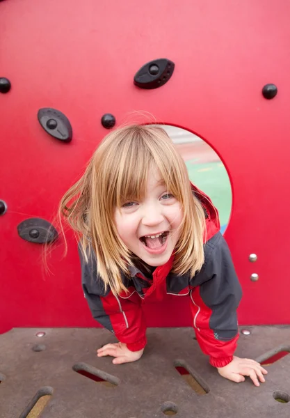 Criança Playground Feliz Sorrindo Menino Loiro Bonito Com Cabelo Longo — Fotografia de Stock