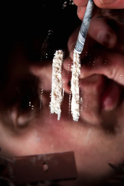 Κοκαΐνη Άλλα Ναρκωτικά Στη Γραμμή Εξαρτημένος Νομοσχέδιο Δολάριο Για Ρουθουνίζοντας — Φωτογραφία Αρχείου