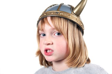 viking kask ile kızgın çocuk. izole üzerinde saldırganlık ifadesi ile beyaz çocuk. sarışın çocuk kılığına girmiş