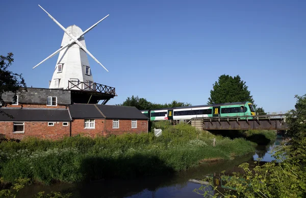 Molino de viento río Inglaterra tren — Foto de Stock