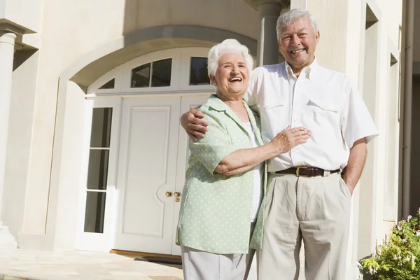 Äldre par stående utanför huset — Stockfoto