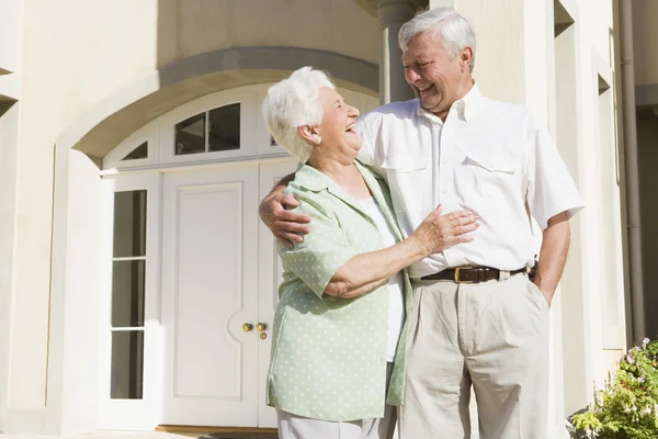 Seniorenpaar Steht Vor Haustür — Stockfoto