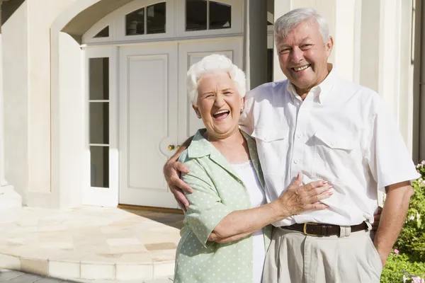 Seniorenpaar steht vor Haus — Stockfoto