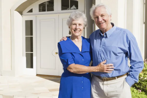 Seniorenpaar vor Haus — Stockfoto