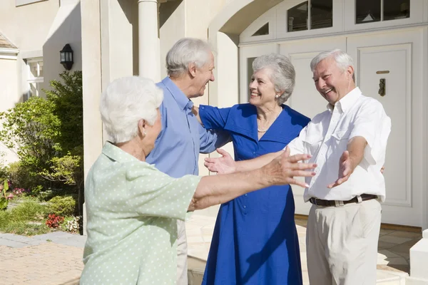 Äldre par hälsning vänner — Stockfoto