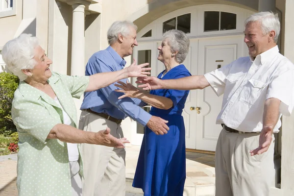 Seniorenpaar Begrüßt Freunde Vor Haus — Stockfoto