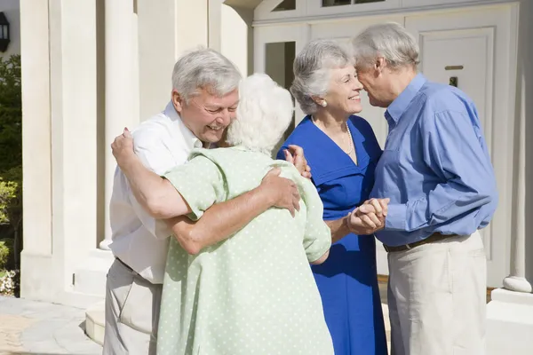 Seniorenpaar trifft Freunde — Stockfoto