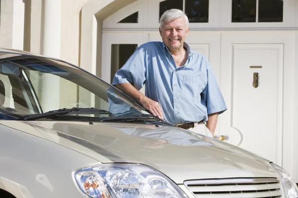 Starszy mężczyzna stojący obok nowego samochodu — Zdjęcie stockowe