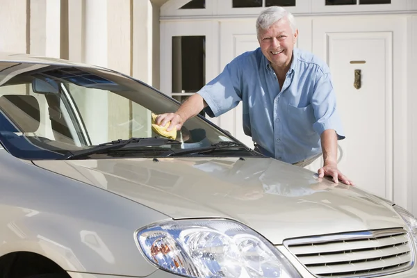 Senior Mann putzt Auto — Stockfoto
